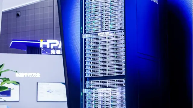 天数智芯：天垓 300 成国内首个实测性能达英伟达 H200 水平的通用 GPU，单卡吞吐约为 1.05 倍