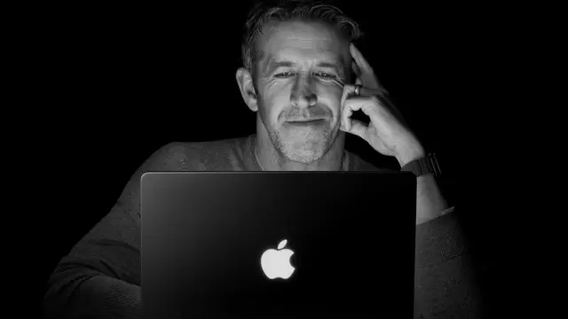 打破乔布斯时代的硬件禁忌：特努斯谈苹果首款触控 MacBook Pro，键盘 / 触控板仍是核心